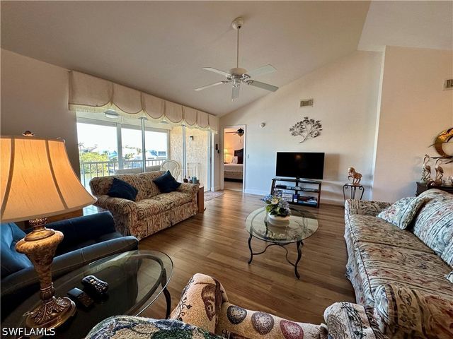 10686 GULFSHORE DR 304 A, Naples, FL 34108