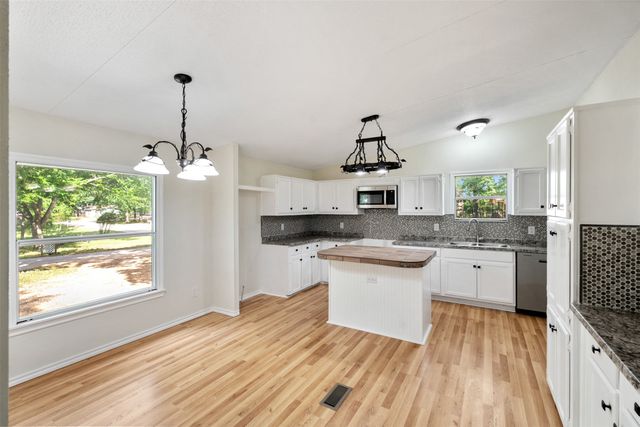 102 Lakewood Drive, Mabank, TX 75156