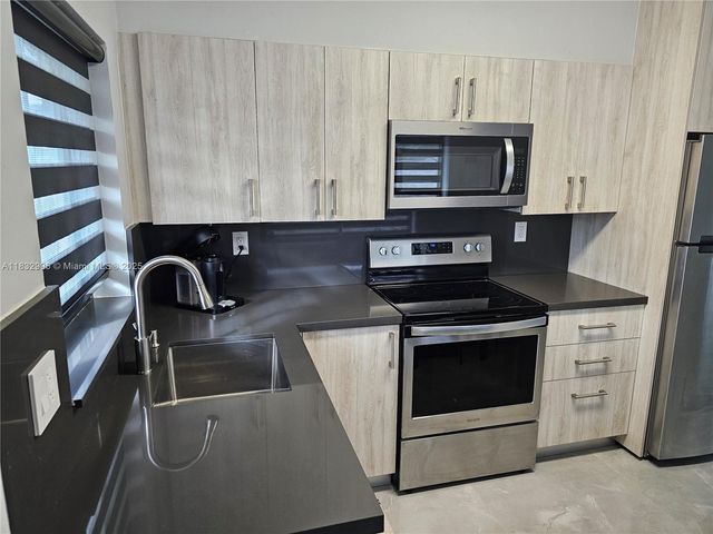 2228 N 19th Ave E, Hollywood, FL 33020