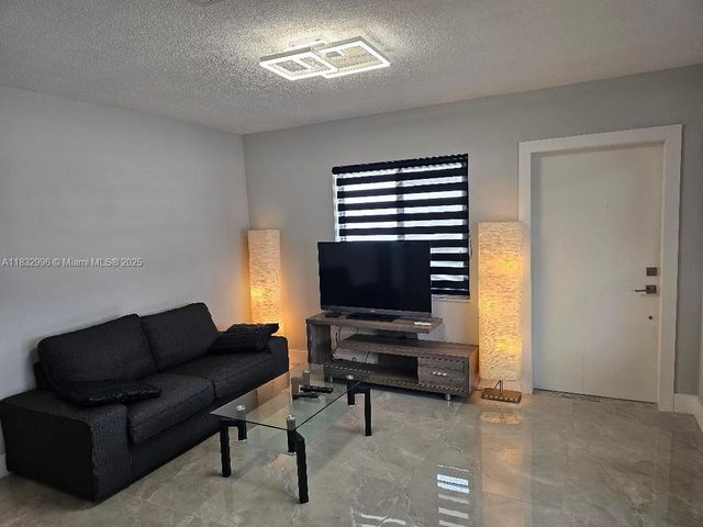 2228 N 19th Ave E, Hollywood, FL 33020