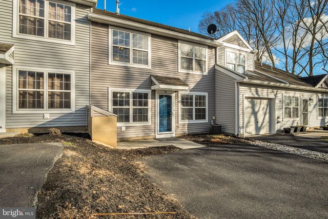 16 COURTYARD DR, Carlisle, PA 17013