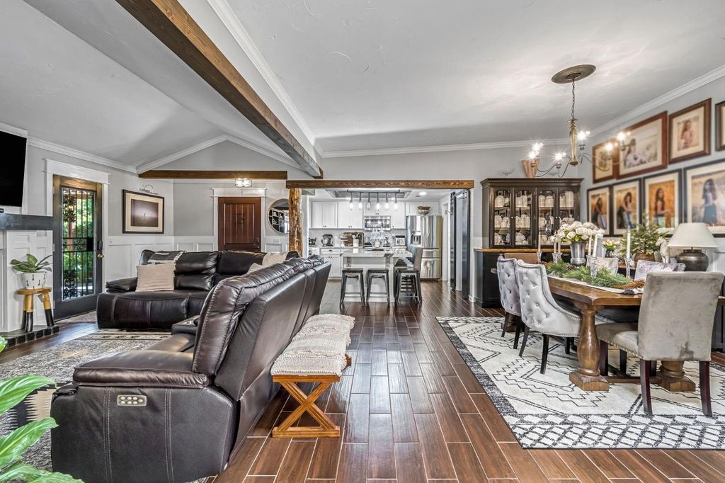 Image 10 of property listing at 2411 Driftwood, Madera, CA 93637