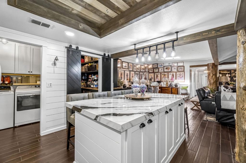 Image 16 of property listing at 2411 Driftwood, Madera, CA 93637