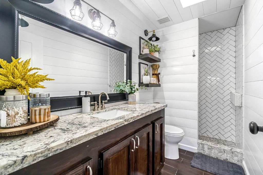 Image 20 of property listing at 2411 Driftwood, Madera, CA 93637