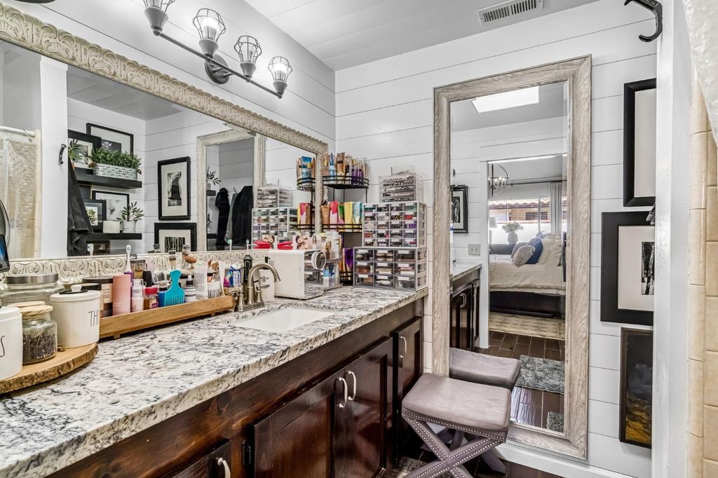 Image 24 of property listing at 2411 Driftwood, Madera, CA 93637