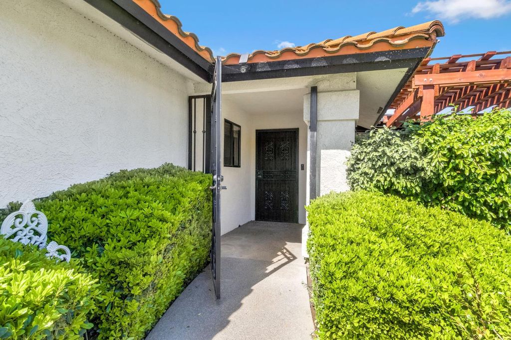 Image 3 of property listing at 2411 Driftwood, Madera, CA 93637