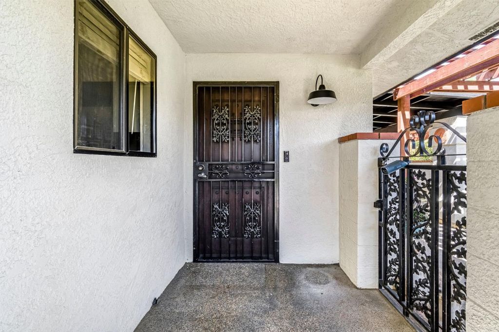 Image 4 of property listing at 2411 Driftwood, Madera, CA 93637