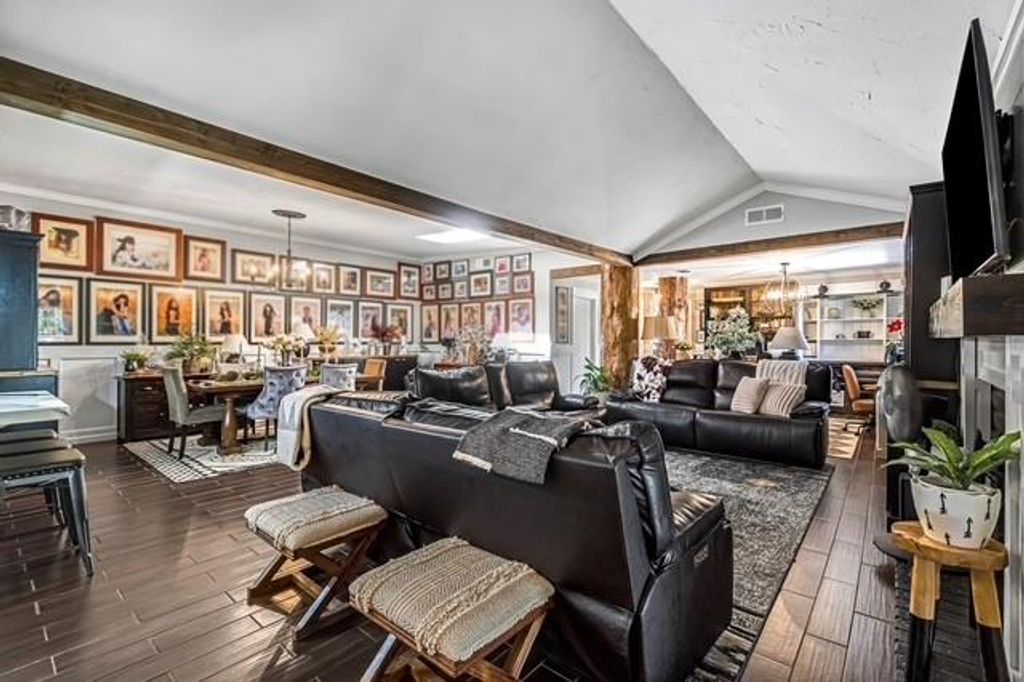 Image 7 of property listing at 2411 Driftwood, Madera, CA 93637