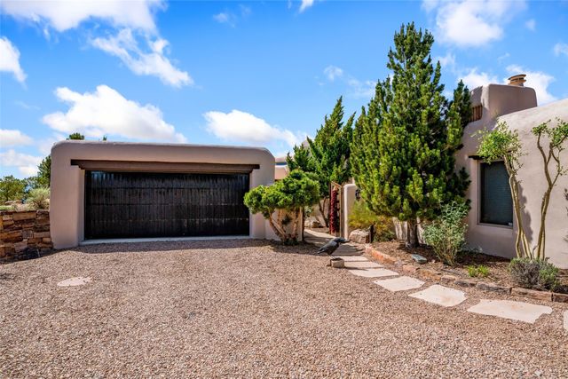 66 Three Rock Road, Santa Fe, NM 87506