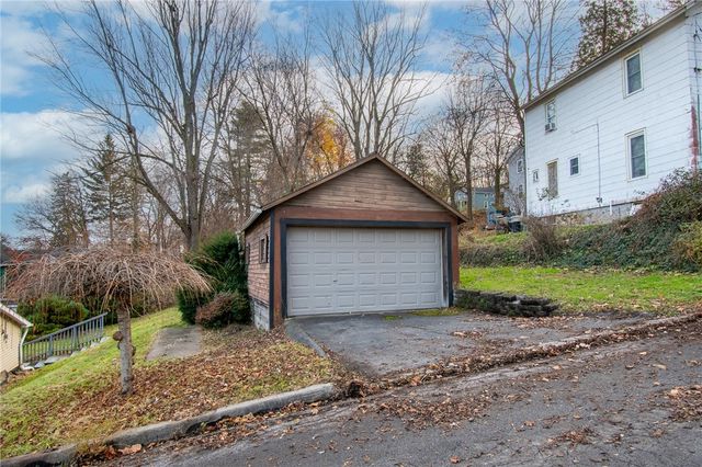 21 Maple Street, Lyons, NY 14489