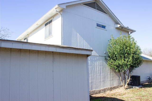 700 N Faircrest DR, Buda, TX 78610