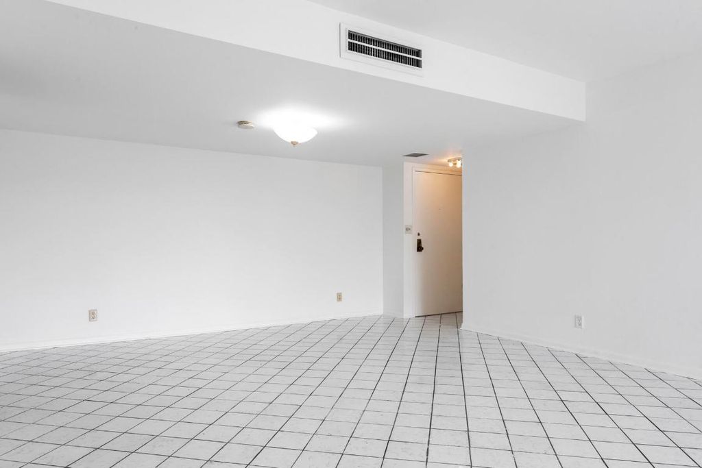 Image 10 of property listing at 2860 S Ocean Boulevard 210, Palm Beach, FL 33480