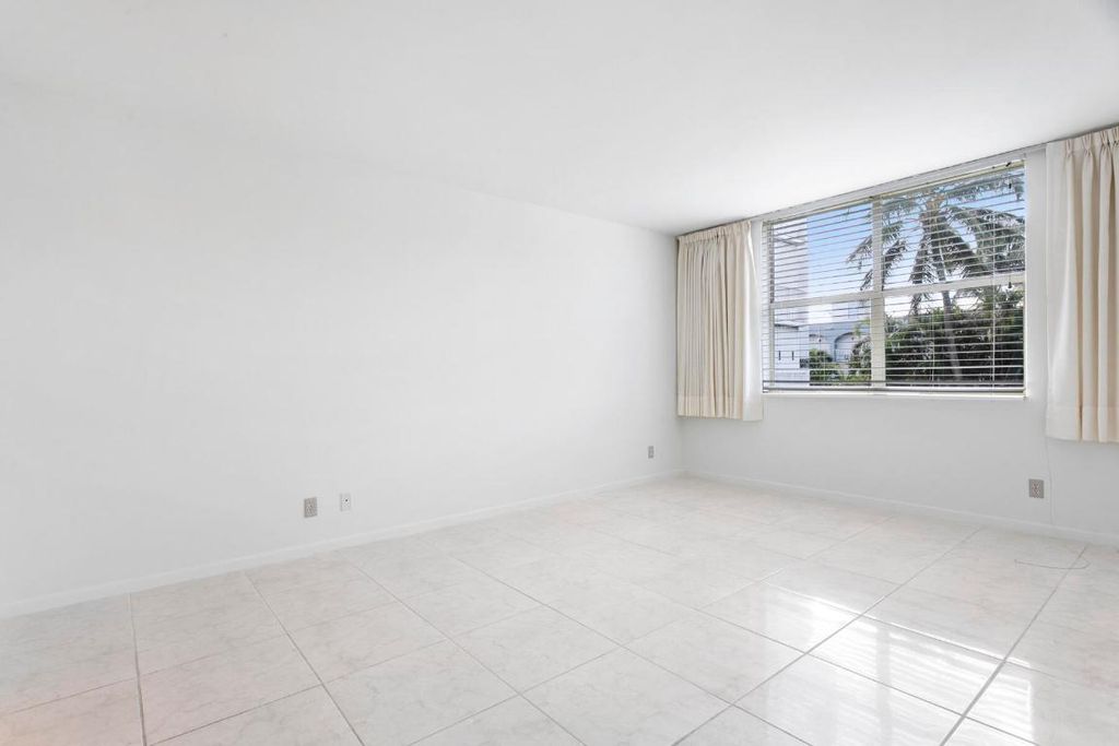 Image 13 of property listing at 2860 S Ocean Boulevard 210, Palm Beach, FL 33480