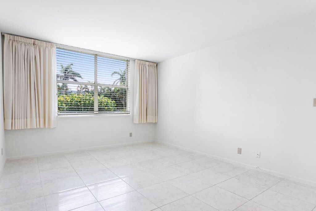 Image 14 of property listing at 2860 S Ocean Boulevard 210, Palm Beach, FL 33480