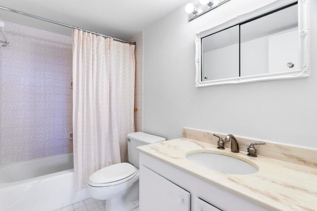 Image 16 of property listing at 2860 S Ocean Boulevard 210, Palm Beach, FL 33480