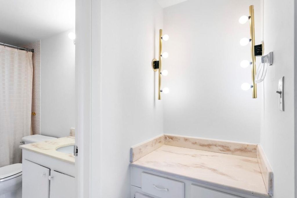 Image 17 of property listing at 2860 S Ocean Boulevard 210, Palm Beach, FL 33480