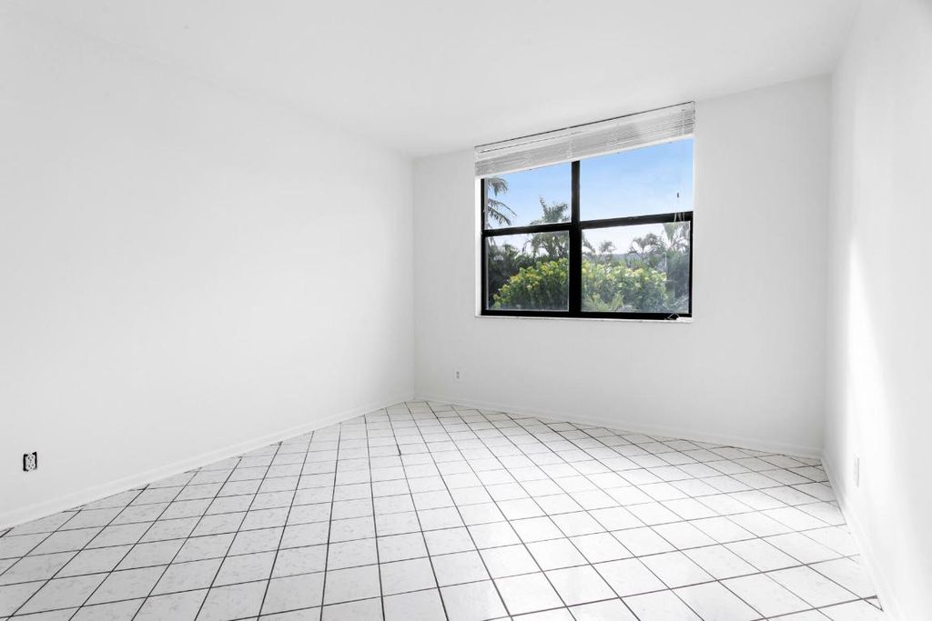 Image 18 of property listing at 2860 S Ocean Boulevard 210, Palm Beach, FL 33480