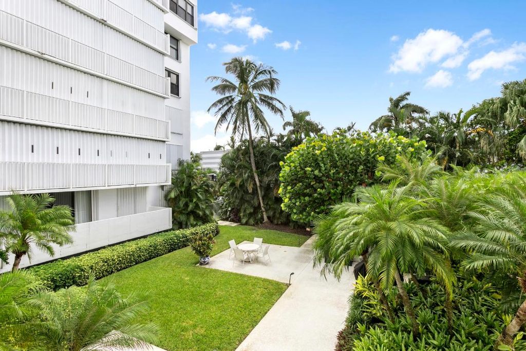 Image 23 of property listing at 2860 S Ocean Boulevard 210, Palm Beach, FL 33480