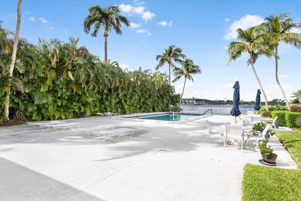 Image 29 of property listing at 2860 S Ocean Boulevard 210, Palm Beach, FL 33480