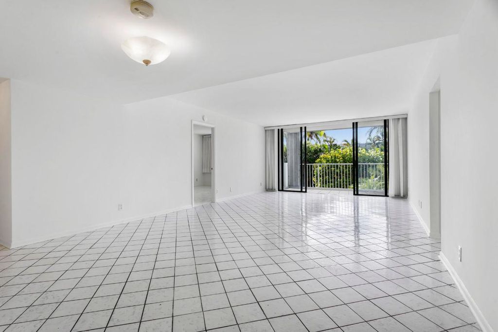 Image 6 of property listing at 2860 S Ocean Boulevard 210, Palm Beach, FL 33480