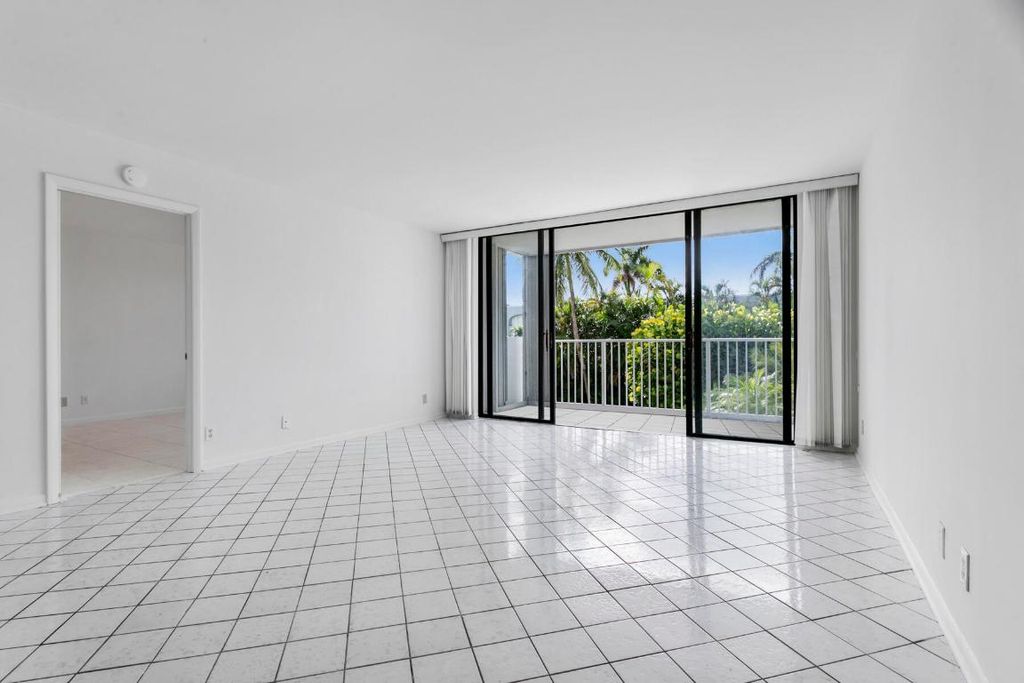 Image 7 of property listing at 2860 S Ocean Boulevard 210, Palm Beach, FL 33480