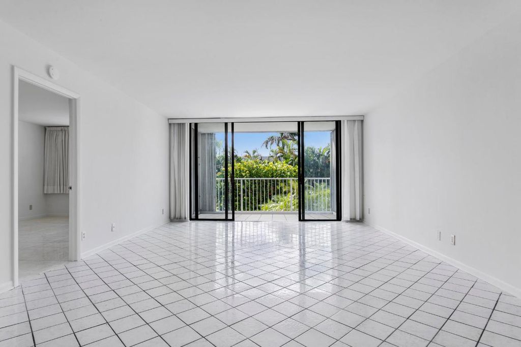 Image 8 of property listing at 2860 S Ocean Boulevard 210, Palm Beach, FL 33480