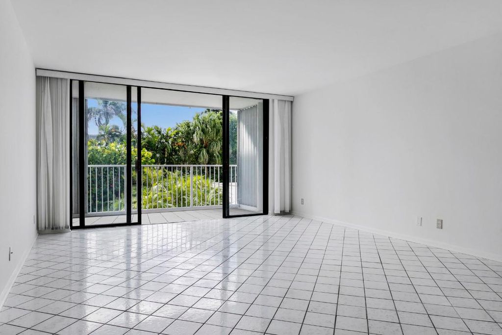 Image 9 of property listing at 2860 S Ocean Boulevard 210, Palm Beach, FL 33480