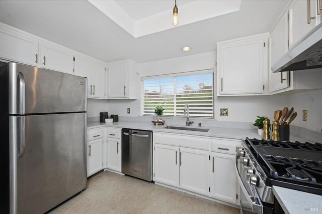 65 Freedom Ln N, Petaluma, CA 94952