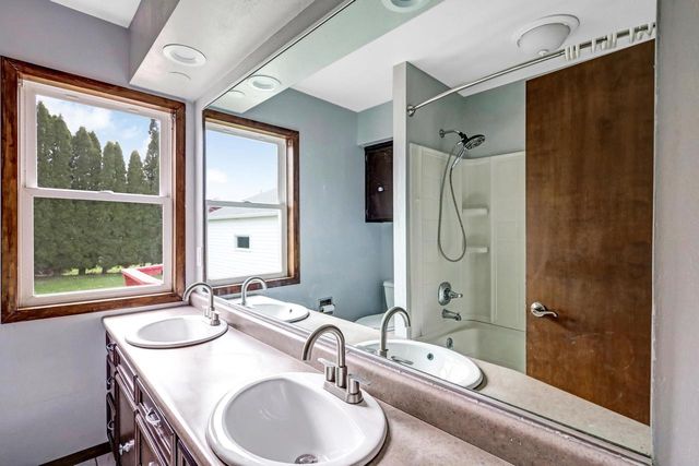 625 S 32nd STREET, Manitowoc, WI 54220