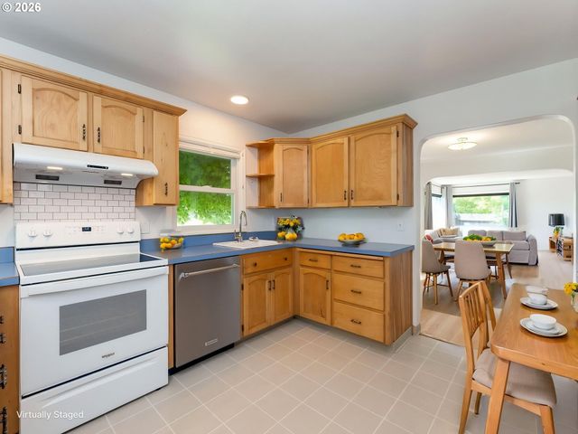 1622 Se DAVIS St, Mc Minnville, OR 97128