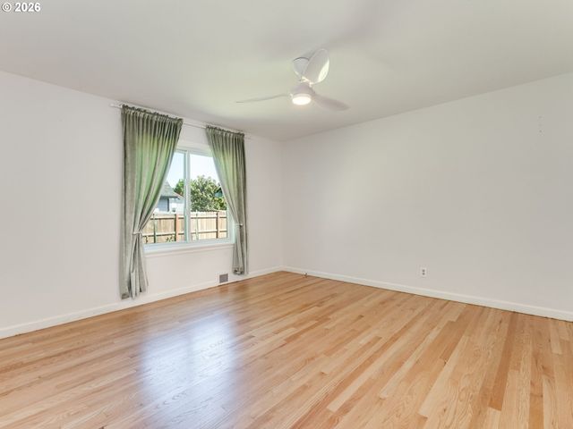 1622 Se DAVIS St, Mc Minnville, OR 97128