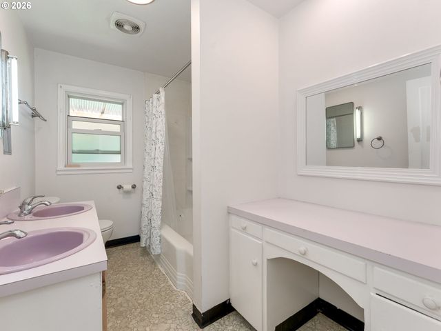 1622 Se DAVIS St, Mc Minnville, OR 97128