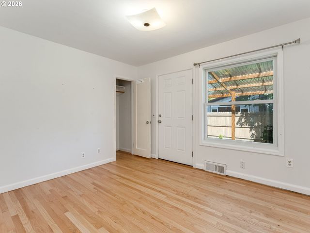1622 Se DAVIS St, Mc Minnville, OR 97128