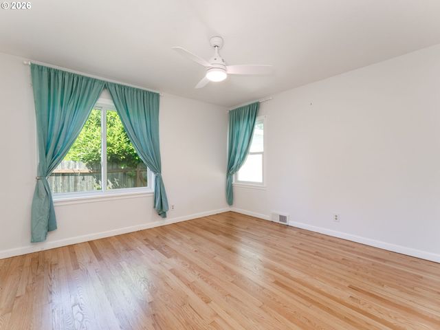 1622 Se DAVIS St, Mc Minnville, OR 97128