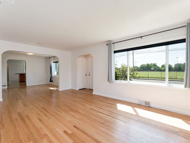 1622 Se DAVIS St, Mc Minnville, OR 97128