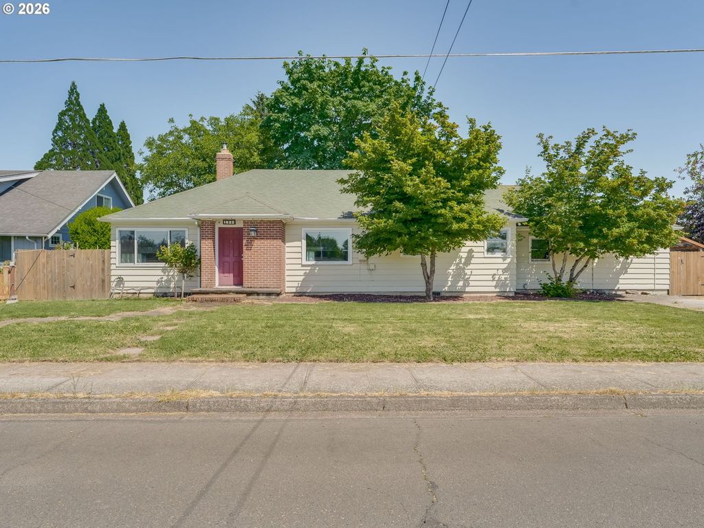 Image 1 of property listing at 1622 Se DAVIS St, Mc Minnville, OR 97128