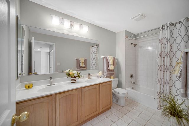 6 Yorkshire Court, Algonquin, IL 60102