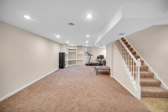 6 Yorkshire Court, Algonquin, IL 60102