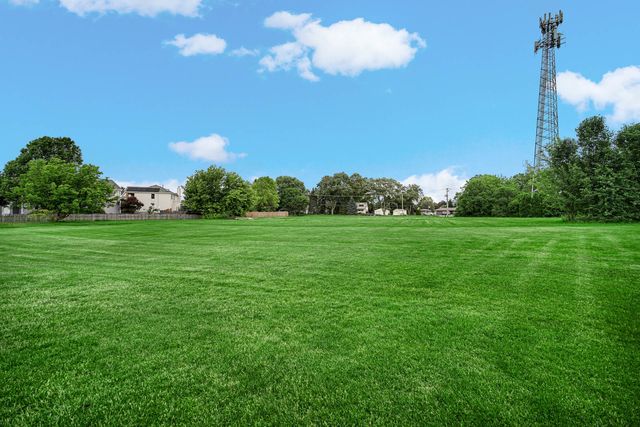 6 Yorkshire Court, Algonquin, IL 60102