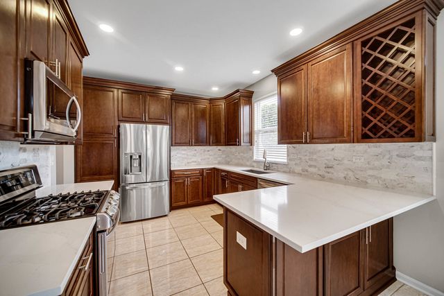 6 Yorkshire Court, Algonquin, IL 60102