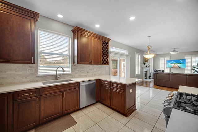 6 Yorkshire Court, Algonquin, IL 60102