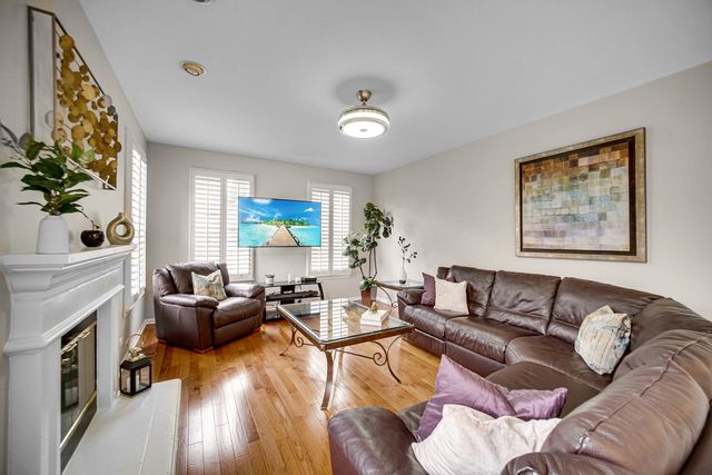 6 Yorkshire Court, Algonquin, IL 60102