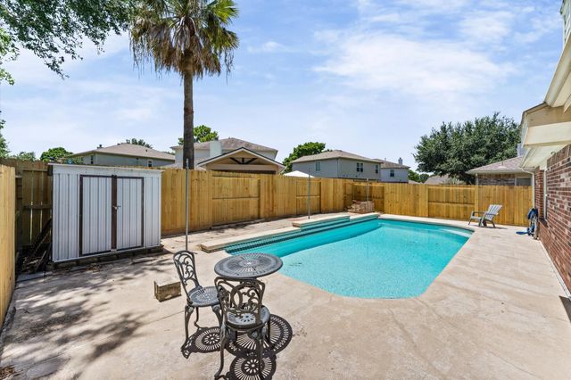 11819 S Brenton Knoll Drive, Tomball, TX 77375