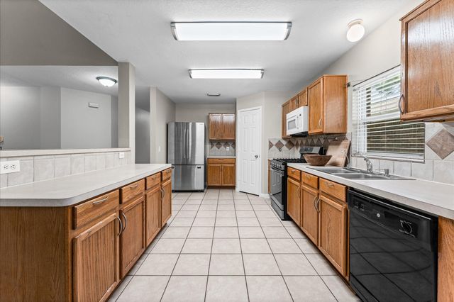 11819 S Brenton Knoll Drive, Tomball, TX 77375
