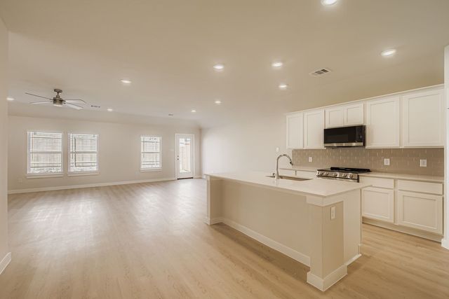 326 Amberville Drive, Red Oak, TX 75154