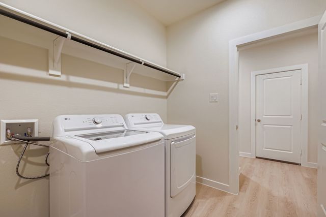 326 Amberville Drive, Red Oak, TX 75154