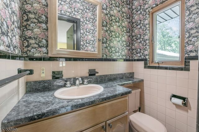 7 Chestnut Pl, Hohokus Boro, NJ 07423