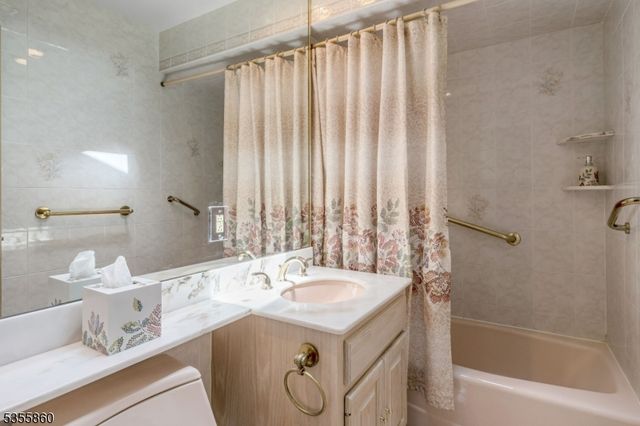 7 Chestnut Pl, Hohokus Boro, NJ 07423