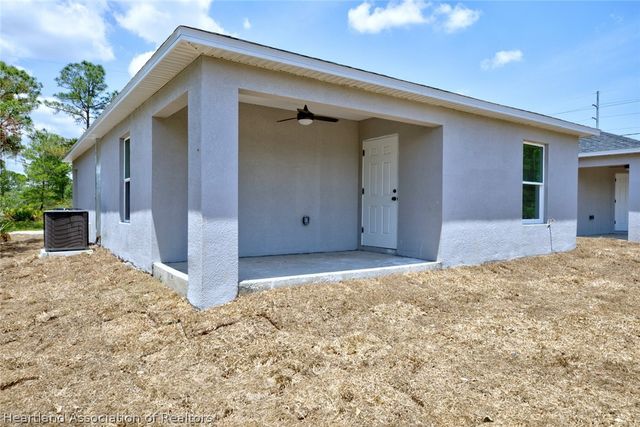 542 Vanguard Avenue NW, Lake Placid, FL 33852