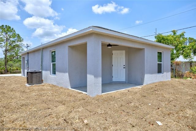 542 Vanguard Avenue NW, Lake Placid, FL 33852